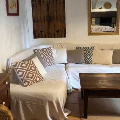 Salon La Jas de Hubert Domaine Degoutaud avec canapé d’angle et ambiance chaleureuse