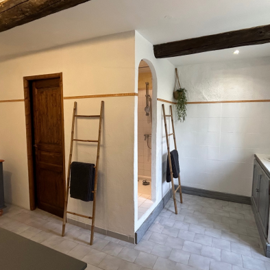 Salle de bain spacieuse La Jas de Hubert Domaine Degoutaud avec double vasque et douche à l’italienne