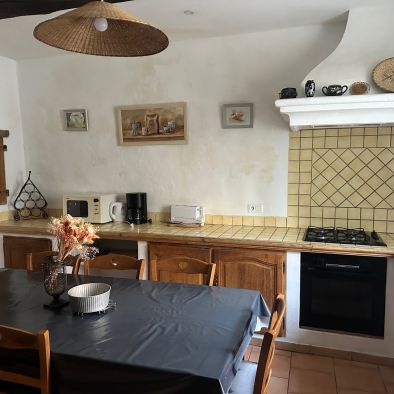 Cuisine équipée La Jas de Hubert Domaine Degoutaud avec four plaque gaz et espace repas