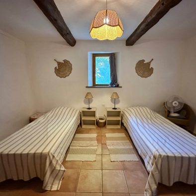 Chambre deux lits simples La Jas de Hubert Domaine Degoutaud idéale séjour en famille