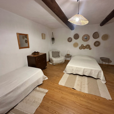 Chambre familiale La Jas de Hubert Domaine Degoutaud avec lit double et lit simple parquet bois