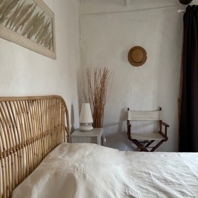 Détail chambre La Jas de Hubert Domaine Degoutaud tête de lit en rotin et décoration naturelle