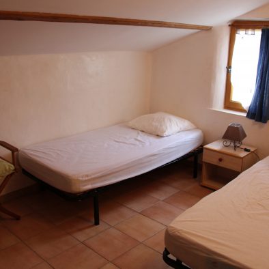 Chambre avec lits simples du gîte L’Oustalet de Joséphine – Domaine Degoutaud