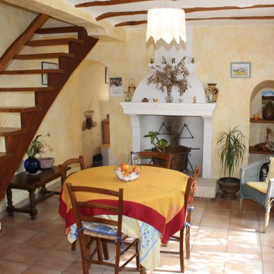 Pièce de vie avec cheminée du gîte L’Oustalet de Joséphine – Domaine Degoutaud