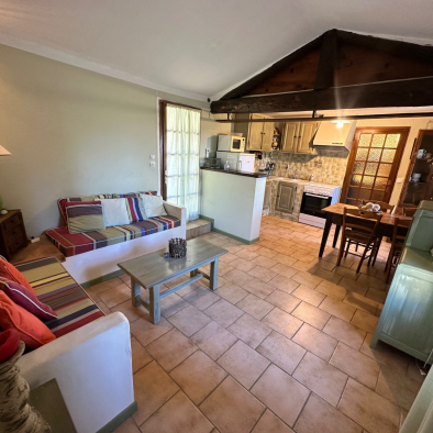 Salon avec cuisine équipée du gîte Le Mazet – Domaine Degoutaud