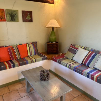 Espace salon du gîte Le Mazet au Domaine Degoutaud – séjour convivial